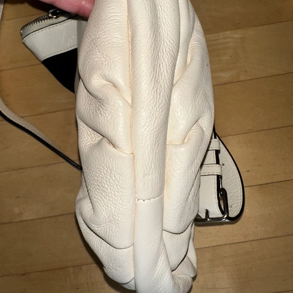 Marc By Marc  Jacobs white  crossbody, CB2418 - Picture 9 of 14